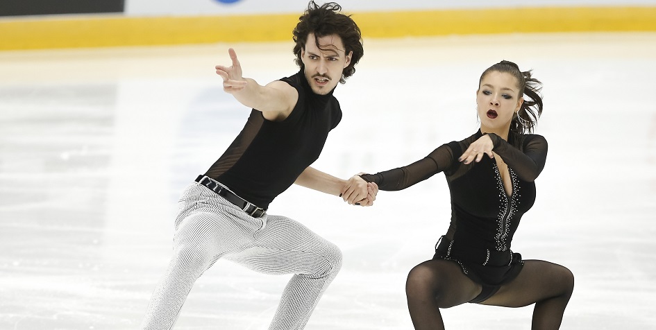Российская фигуристка Анастасия Шпилевая со своим партнером по выступлению в танцах на льду Григорием Смирновым