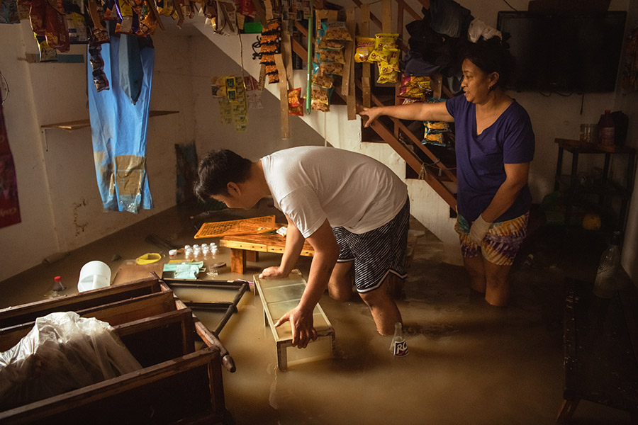 30 октября, жители&nbsp;Кавите&nbsp;приступили&nbsp;к уборке после наводнения.

Более 975 тыс. человек на Филиппинах были эвакуированы&nbsp;&mdash; к родственникам или в специализированные центры