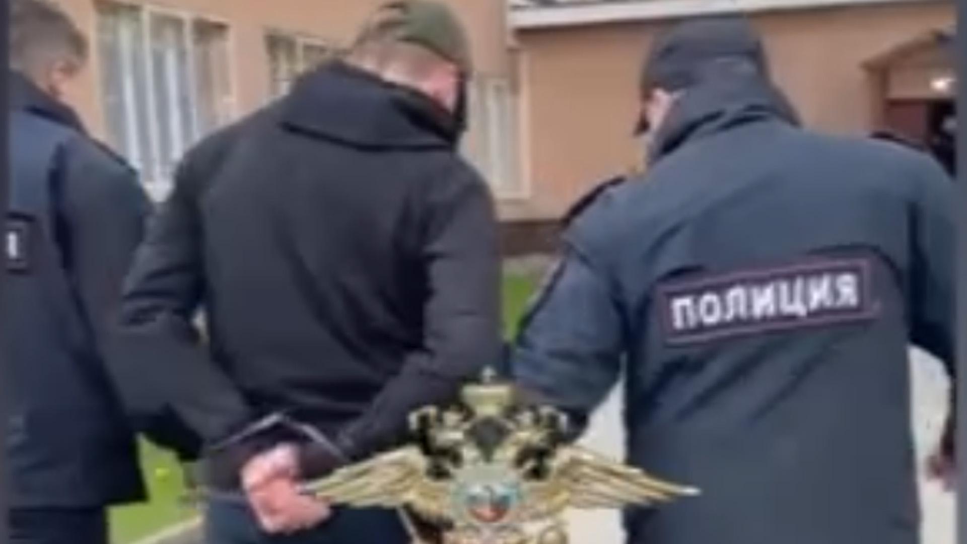 МВД показало видео с задержанным по подозрению в покушении на Прилепина