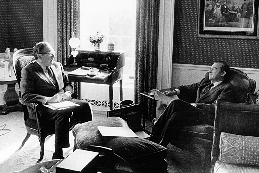 На фото: встреча президента США Ричарда Никсона с Генри Киссинджером 13 мая 1973 года в Вашингтоне.

В 1957 году Киссинджер стал профессором государственного управления и международных отношений Гарвардского университета. Тогда&nbsp;же была опубликована его книга &laquo;Ядерное оружие и внешняя политика&raquo;, в которой он предложил перейти от доктрины возмездия к стратегии ограниченного применения ядерного оружия, или стратегии &laquo;гибкого реагирования&raquo;. В 1960-х годах именно эта доктрина стала официальной в деятельности НАТО. После публикации его стали привлекать к работе в правительстве в качестве эксперта по вопросам безопасности при президентах Эйзенхауэре, Кеннеди и Джонсоне. Киссинджер работал консультантом Объединенного комитета начальников штабов (1956&ndash;1960), Совета национальной безопасности США (1961&ndash;1962), Агентства по контролю над вооружениями и разоружению США (1965&ndash;1969).
