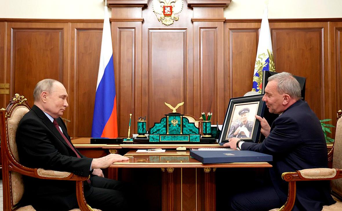 Владимир Путин и Юрий Борисов во время встречи