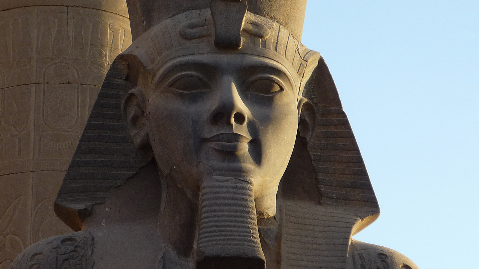 <p>Голова статуи Рамсеса II в Луксорском храме,&nbsp;Египет</p>