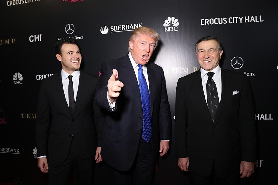 Эмин Агаларов, Дональд Трамп и Арас Агаларов (слева направо) на красной дорожке конкурса &laquo;Мисс Вселенная&raquo;, 2013 год