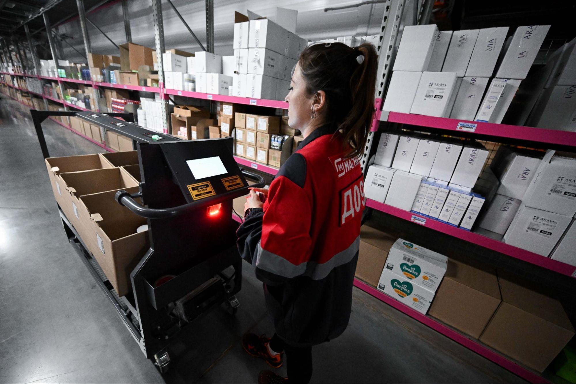 Оператор управляет тележкой мультипикинга