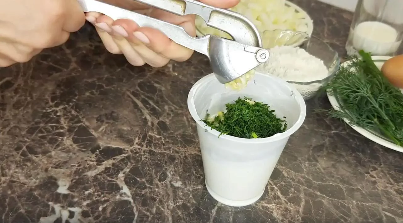 Соедините сметану с зеленью и чесноком