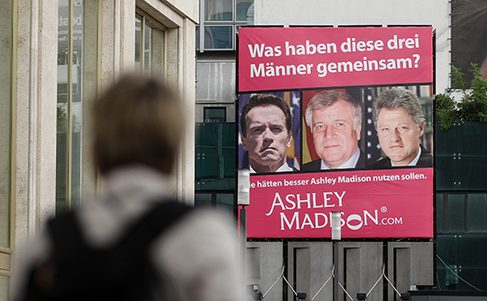 Рекламный плакат сайта знакомств Ashley Madison в Берлине