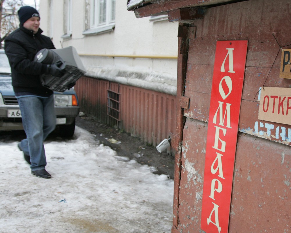 Уходим кварталы. Алкаш сдает в ломбард. Александр помогает ломбард. Ломбард хотел отдать.