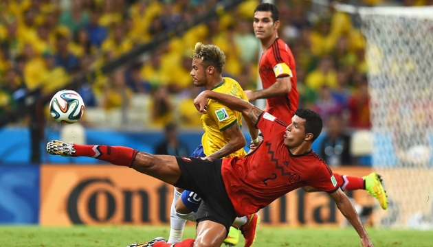 Неймар и Франсиско Хавьер Родригес в брьбе за мяч во время матча в Группе А Бразилия - Мексика. 17 июня, Форталеза, Бразилия. 