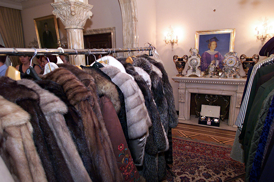 В январе 2012 года были выставлены на&nbsp;аукцион вещи румынского лидера Николае&nbsp;Чаушеску. Среди лотов&nbsp;&mdash;&nbsp;одеяло из&nbsp;леопарда первоначальной стоимостью &euro;1800, авторучка стоимостью &euro;2&nbsp;тыс., а&nbsp;также шубы жены Чаушеску Елены


