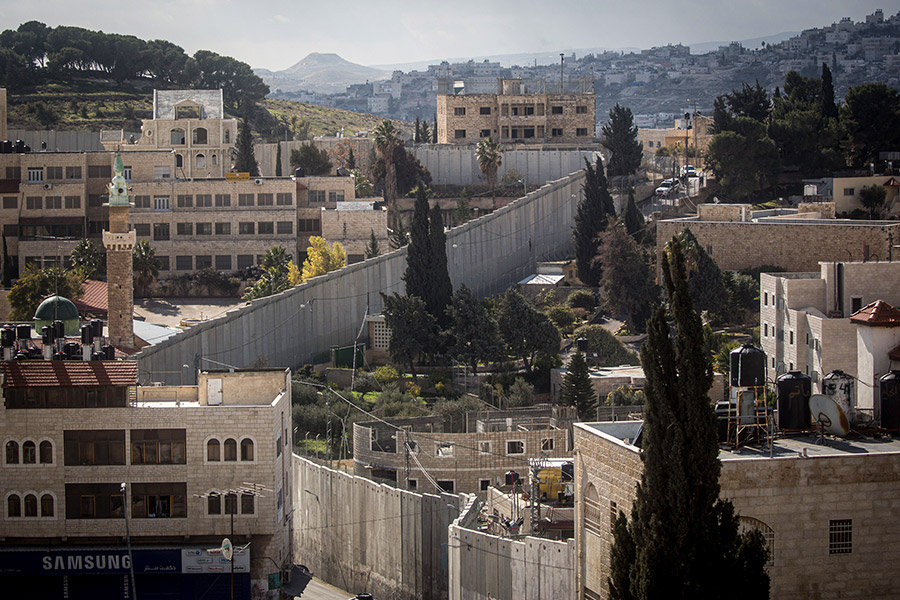 На фото: 13 января 2017 года. Вид на разделительную стену в пригороде Иерусалима Абу-Дис

Возведение &laquo;стены безопасности&raquo; обсуждалось еще в 1990-х, но началось только в 2002 году. Она призвана была защитить страну от&nbsp;атак со стороны палестинцев (в 2000 году на палестинской территории началась&nbsp;вторая интифада&nbsp;&mdash; восстание против израильской оккупации, первая была за 13 лет до этого и завершилась провозглашением в 1988 году государства Палестина). По данным ООН на май 2021 года, из планировавшихся 712&nbsp;км было завершено 65,3%. В 2004 году Международный суд ООН признал&nbsp;строительство стены незаконным из-за нарушения прав палестинцев на самоуправление.

В декабре 2021 года Минобороны Израиля сообщило о завершении трехлетнего строительства нового барьера длиной 65&nbsp;км&nbsp;вокруг сектора Газа. В комплекс вошли наземное и водное заграждения