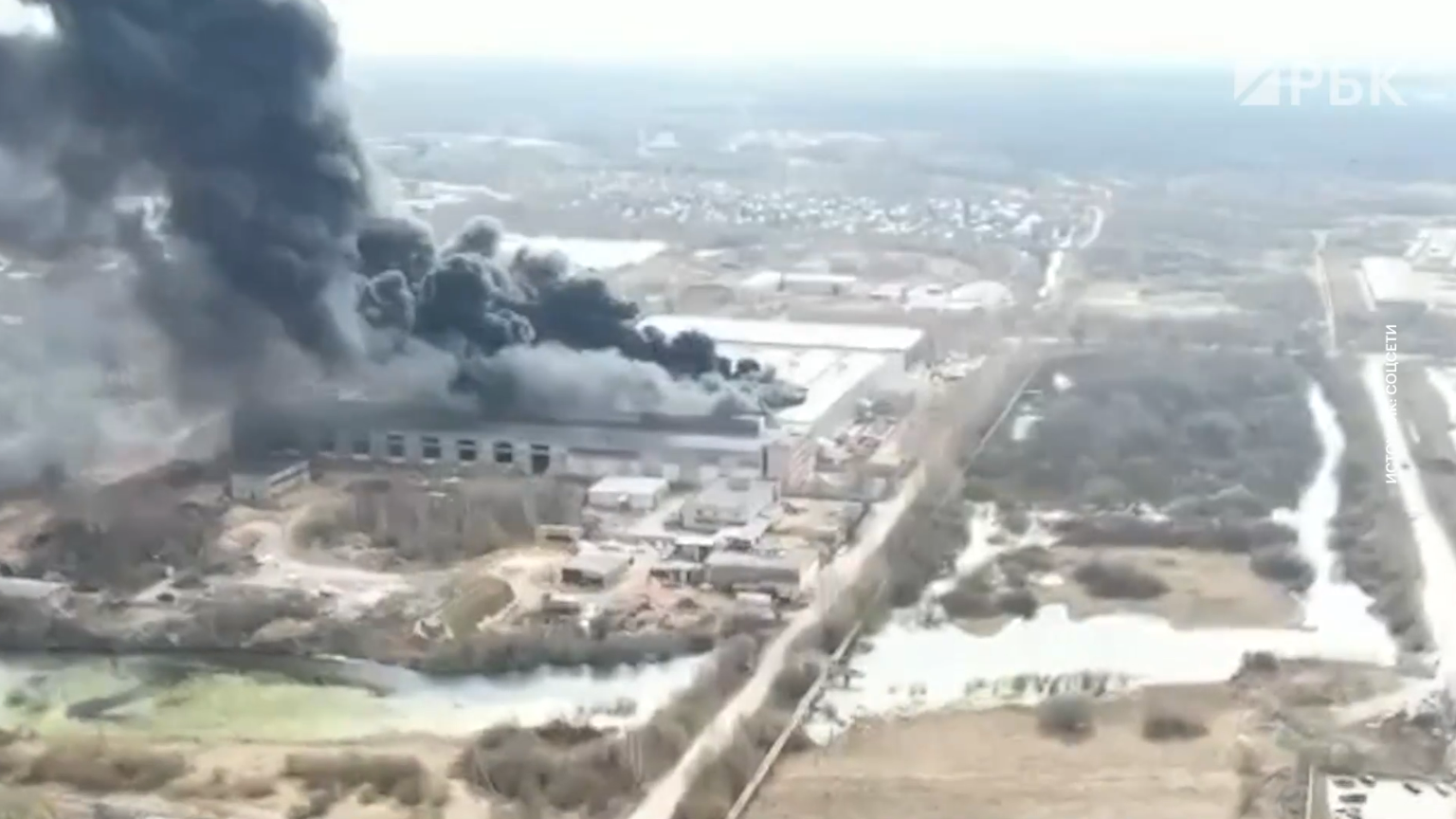 Как выглядит пожар цеха деревообработки в Вологде с дрона. Видео