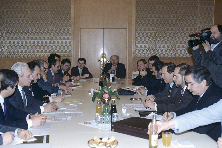 Встреча Филатова с главой делегации Генеральной ассамблеи НАТО, председателем подкомитета по делам Восточной Европы и СНГ Яном Петерсоном, 1992 год.
