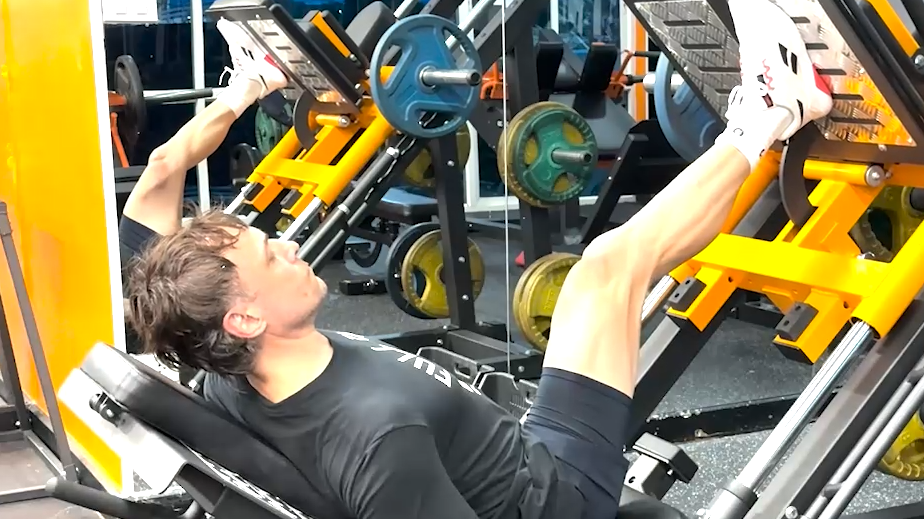 Нога расположена по центру платформы, спина прижата к сидению