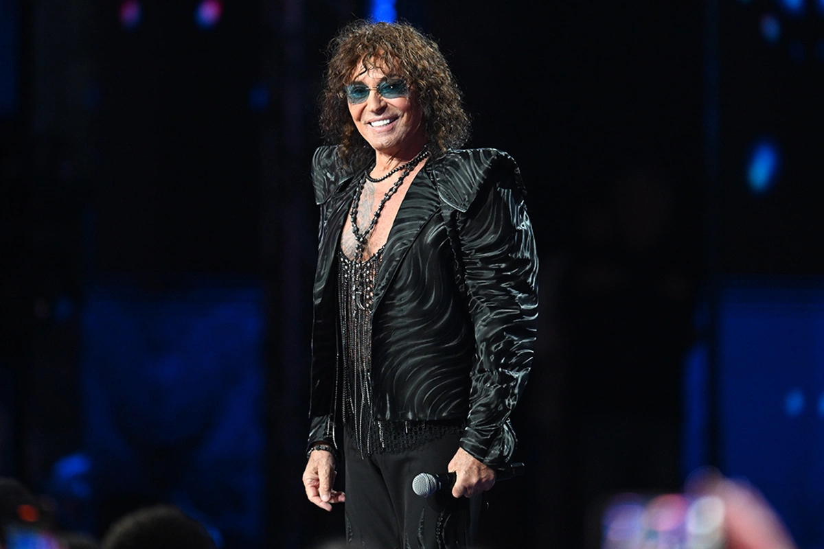 Валерий Леонтьев выступает на международном конкурсе молодых исполнителей популярной музыки «Новая волна — 2025». 26 августа 2025 года