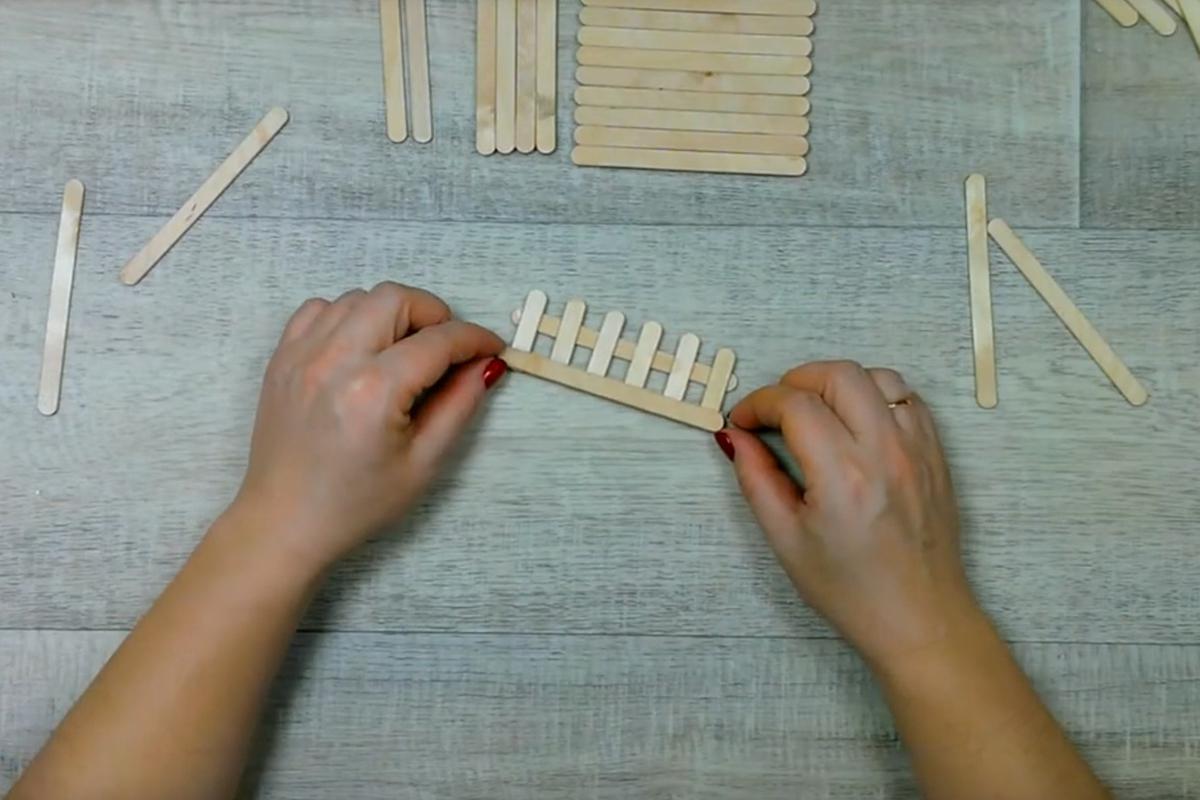 Как сделать новогодний домик из палочек от мороженого