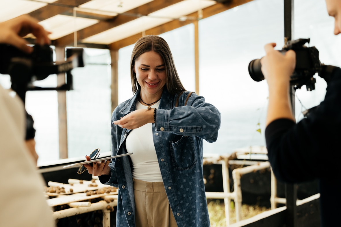 Делается все для того, чтобы добывать муцин гуманным способом. Обычно улиток помещают в специальные центрифуги, в которых они бьются друг о друга, повреждают панцири, после чего умирают. На многих предприятиях их после этого выкидывают.

&laquo;Краснополянская косметика&raquo; разработала способ, при котором улитки также испытывают стресс и выделяют муцин, но без повреждений. Для этого им устраивают &laquo;спа-процедуры&raquo;.