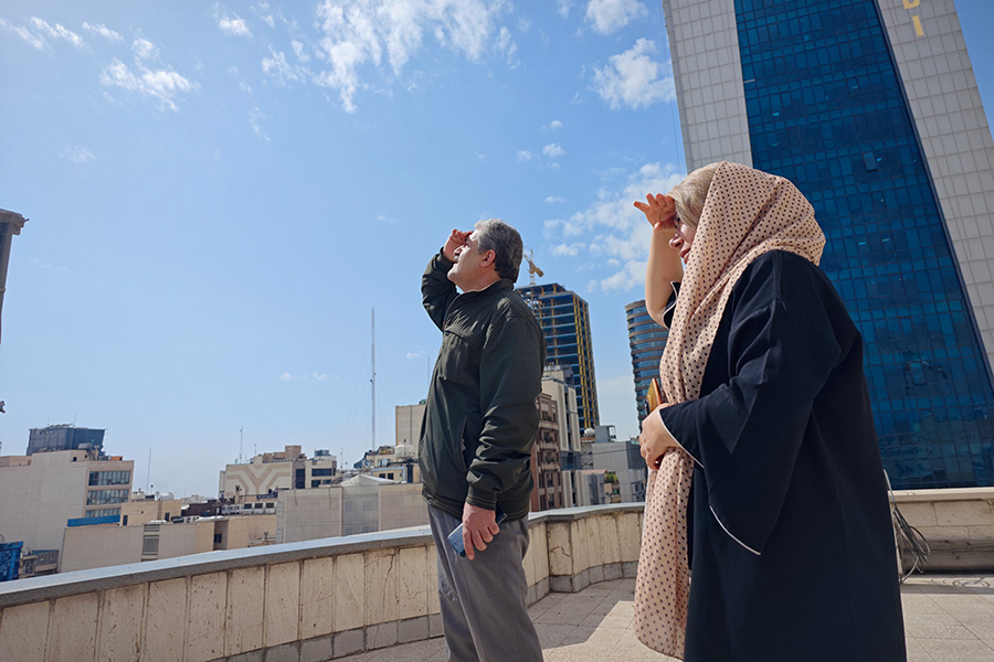 На фоне боевых действий своё небо для авиасообщения частично или полностью закрыли Бахрейн, Ирак, Катар, Кувейт, ОАЭ, Сирия.  На фото: жители Тегерана.  