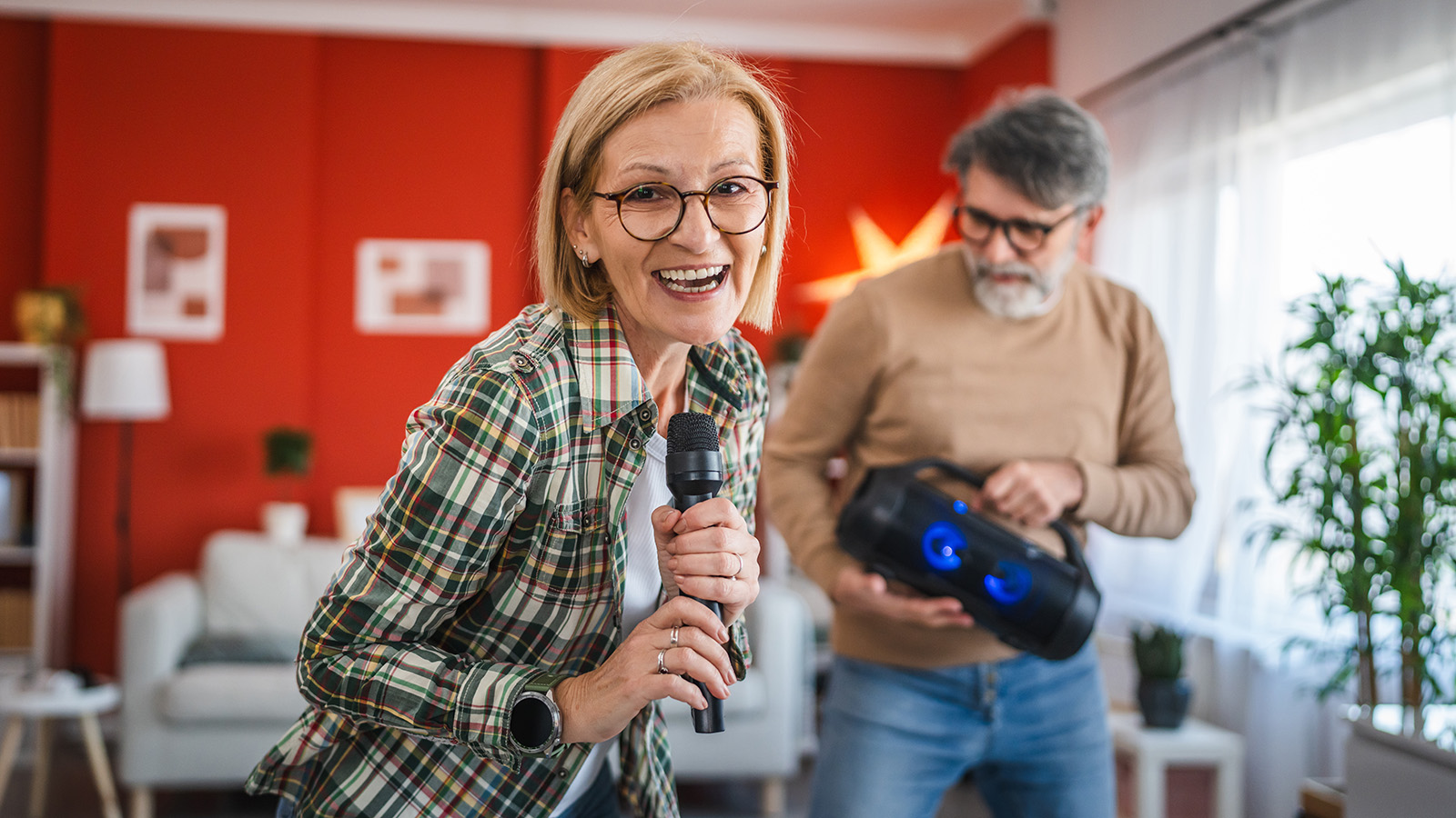 В рамках годичного цикла всплеск интереса к караоке-трекам наблюдается в теплый сезон с марта по август включительно