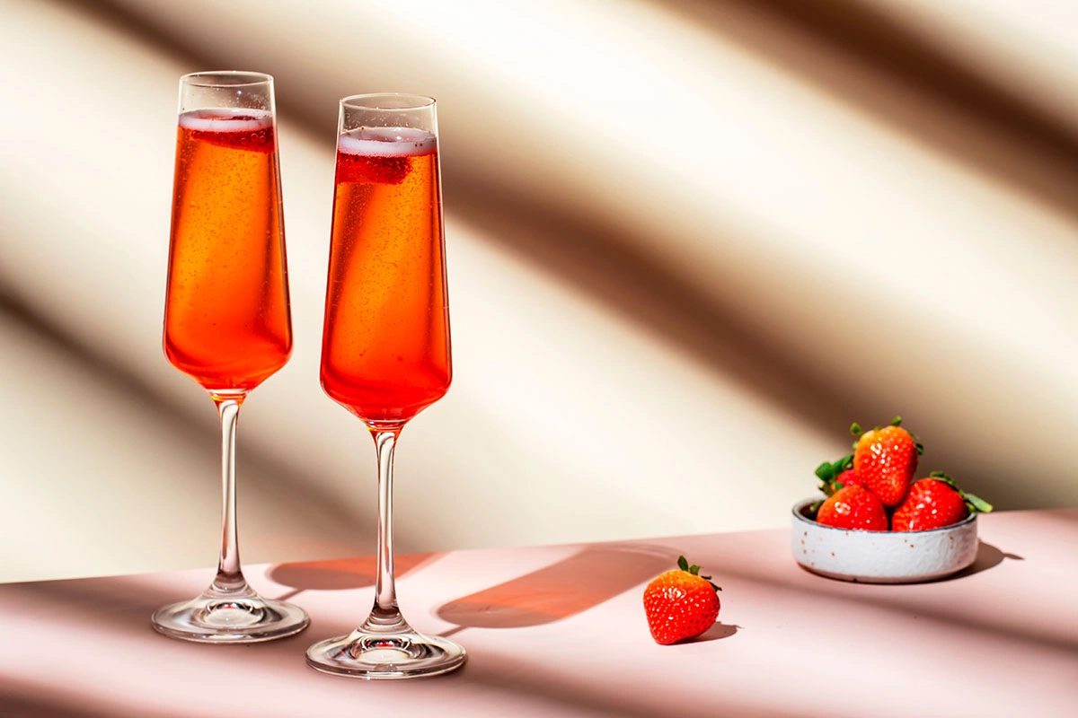 Rossini — прямой родственник Bellini. Вместо белого персика здесь клубника, но логика та же