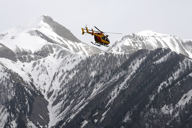 Вертолет, участвующий в поисково-спасательной операции в Альпах в районе крушения Airbus A320
