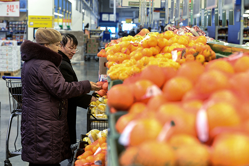 Апельсины

Турция уверенно входила в тройку крупнейших импортеров апельсинов в России. В 2015 году, по данным ФТС, в Россию было ввезено 43,1 тыс. т&nbsp;турецких апельсинов на $28,9 млн. Их доля на российском рынке составляет почти 13% в денежном выражении. Но после введения эмбарго на турецкие апельсины&nbsp;выпавшие объемы будут без проблем замещены фруктами из Египта, считают эксперты Fruit News.
