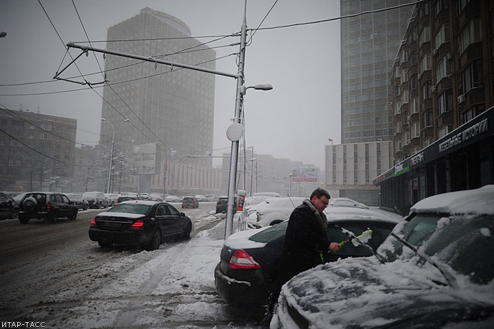 Снегопад в Москве: видео и фото зимнего коллапса в городе