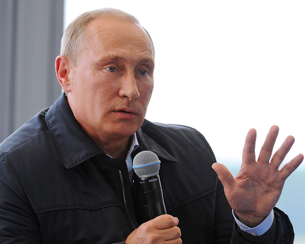 Президент России Владимир Путин во время выступления на встрече с участниками десятого Всероссийского молодежного форума "Селигер-2014"