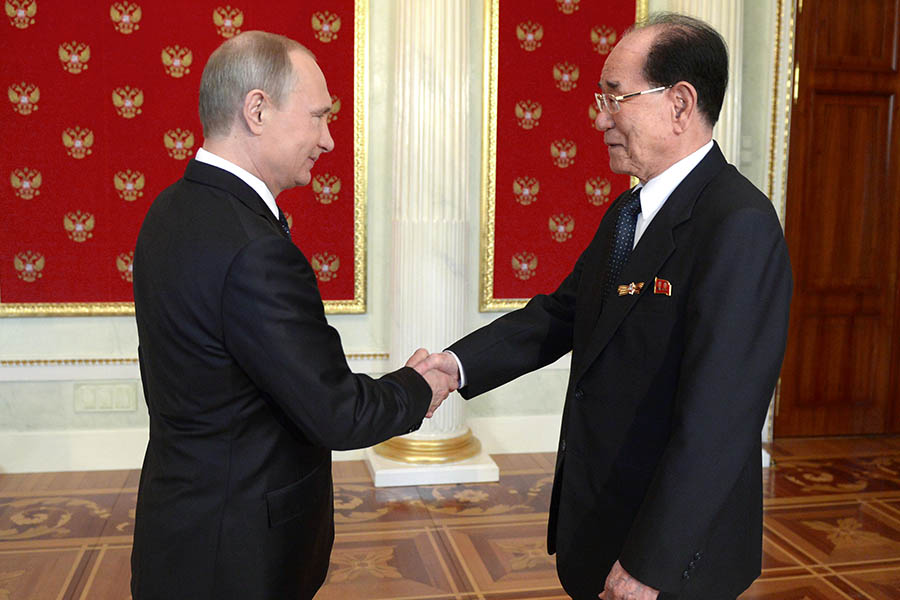 Президент Российской Федерации Владимир Путин (слева) и председатель президиума Верховного народного собрания КНДР Ким Ен Нам


