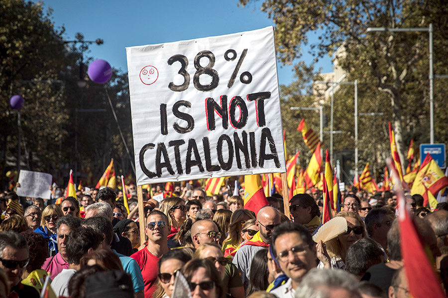 На плакате написано: &laquo;38% не Каталония&raquo;