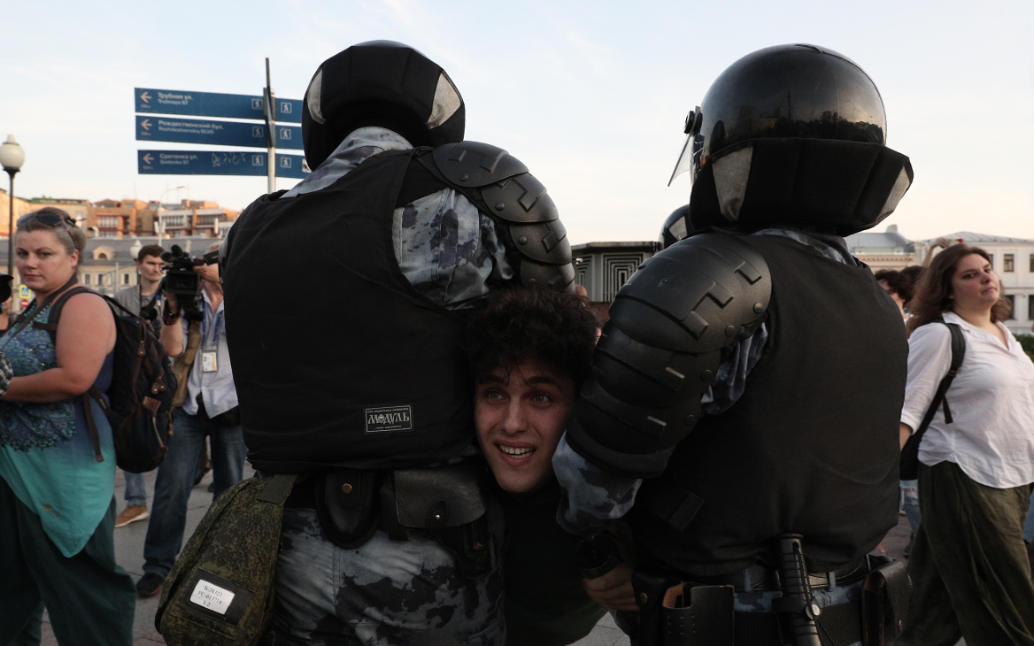 Москвичи назвали виновных в массовых задержаниях на акции оппозиции
