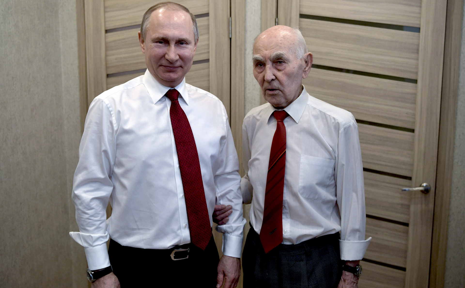 Владимир Путин с экс-главой советской разведгруппы КГБ в Дрездене Лазарем Матвеевым