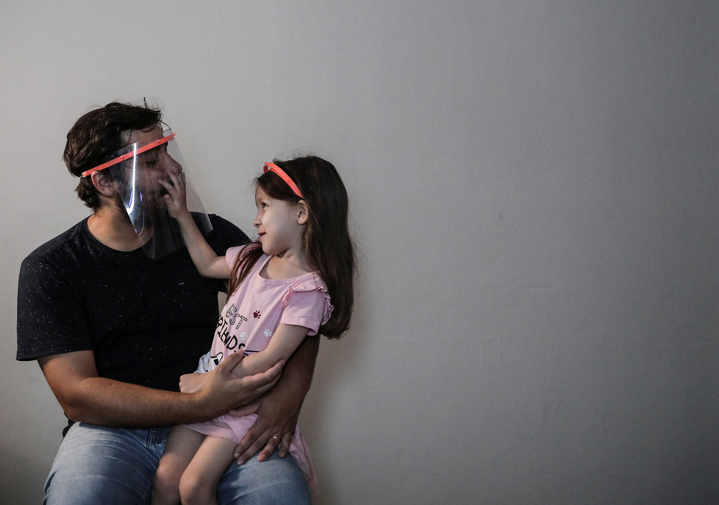 <p>Бразилия. Инженер Габриэль Сантос да Силва и его дочь в самодельных масках, сделанных на 3D-принтере.</p>

<p>По данным на 27 мая&nbsp;в Бразилии зафиксировано​​​​​​ 374,9 тыс. cлучаев заболевания COVID-19</p>
