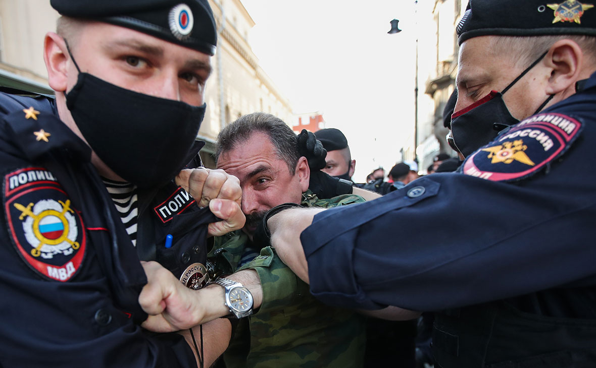 Задержание участника несанкционированного митинга сотрудниками правоохранительных органов на Петровке