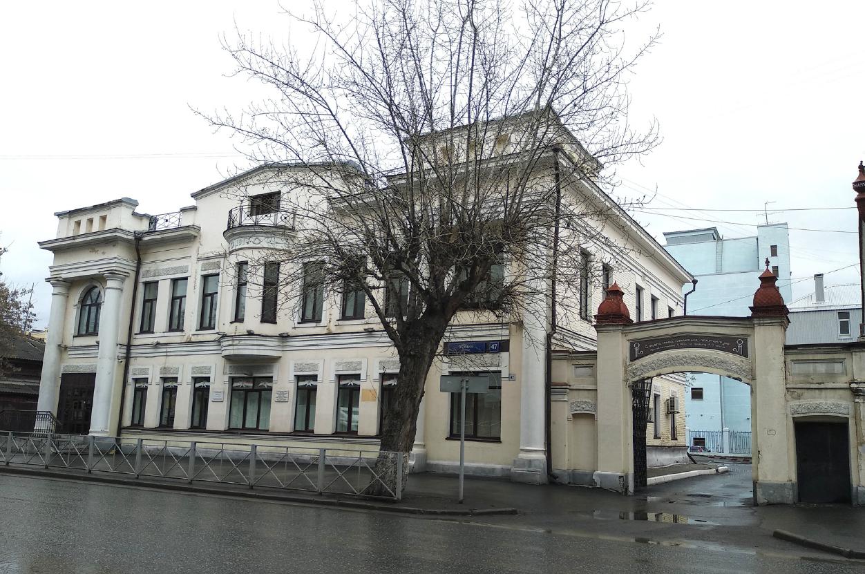 Здание расположено на первой линии ул. Ленина