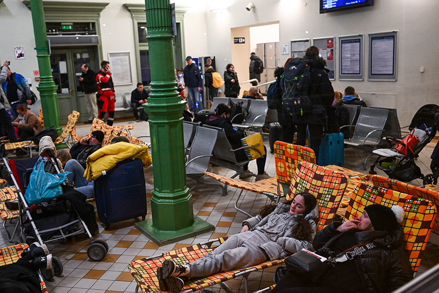 Прибывшие на поезде из Киева люди во временном убежище в городе Пшемысль (Польша)