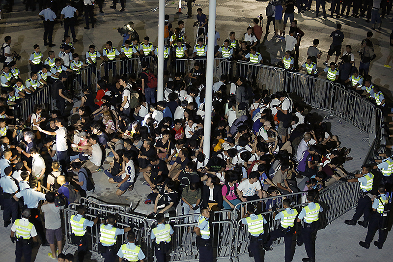 Полиция окружила протестующих, пытавшихся штурмовать правительственные здания.