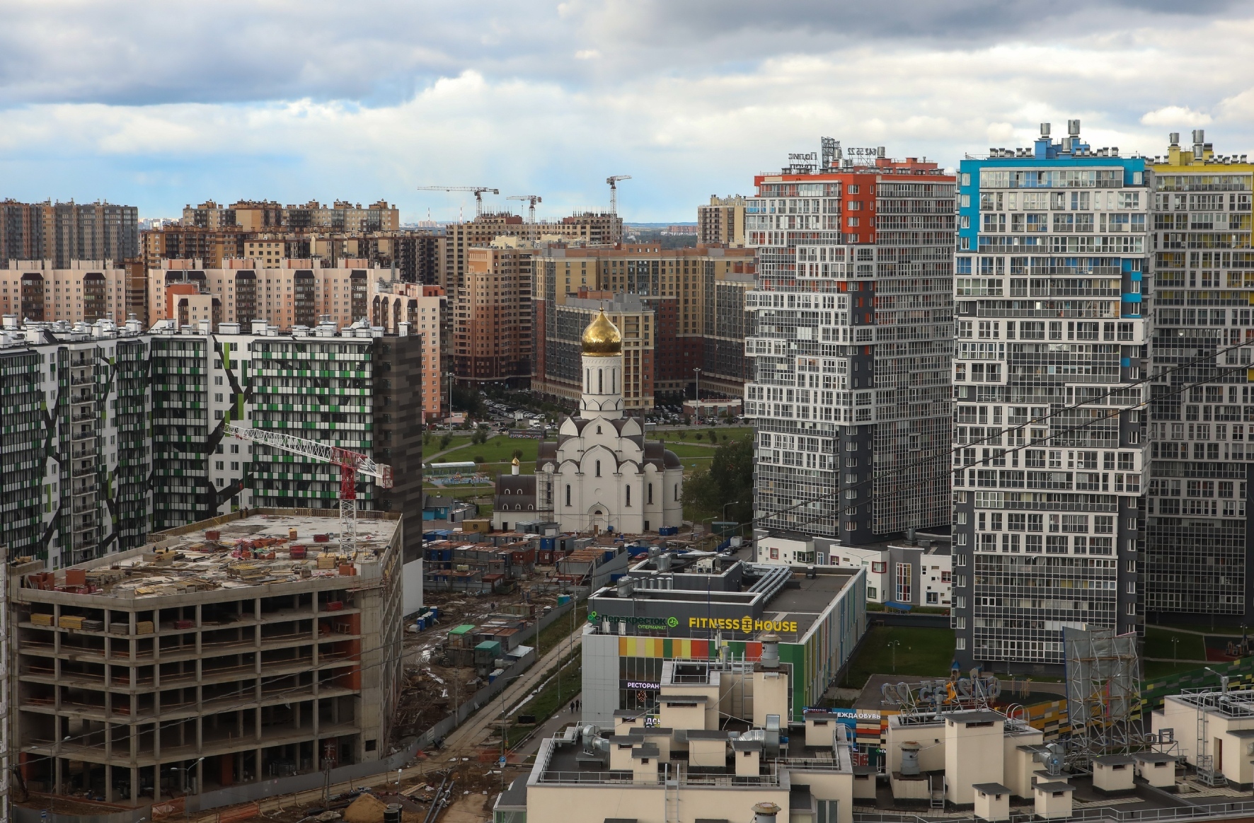 Храм Иоанна Богослова и новостройки в Кудрово