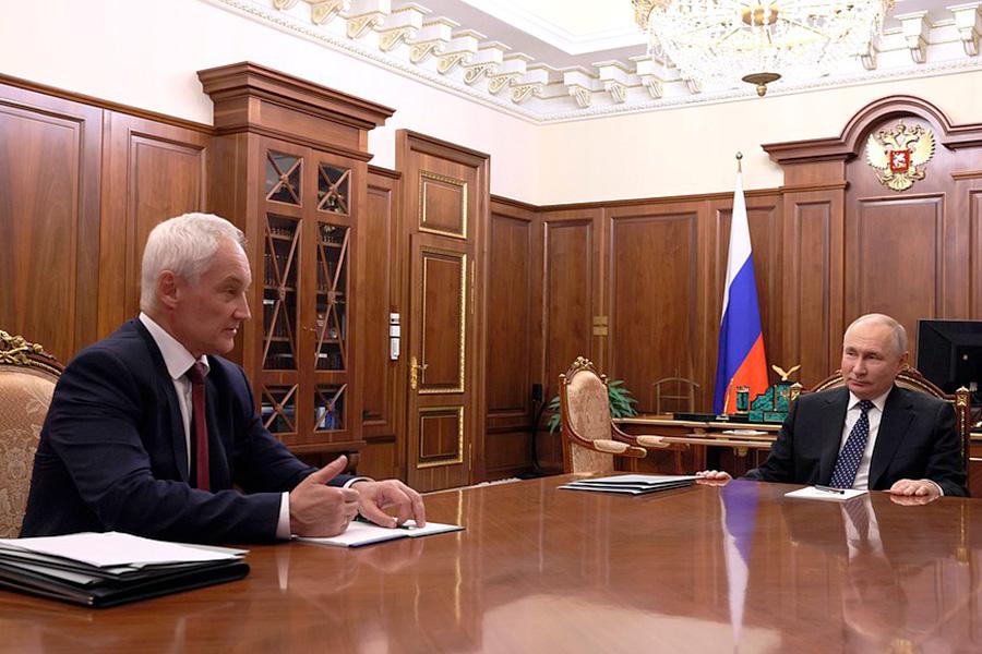Владимир Путин и первый вице-премьер&nbsp;Андрей Белоусов во время встречи в Кремле, 2023 год