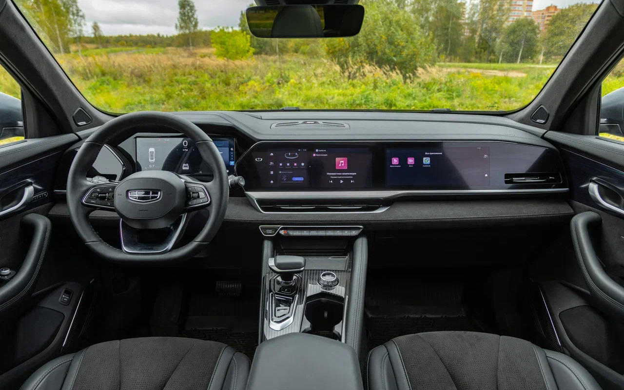 Внутри Geely Monjaro затейлив и интересен: материалы отделки приятны на ощупь, экранов сразу три. Не обошлось без акустики Bose с 10 динамиками и активным шумоподавлением