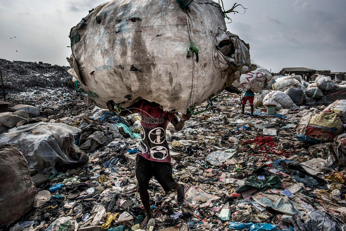 Кадир ван Лохайзен, Нидерланды

Серия снимков голландского фотографа посвящена мусорному полигону в Лагосе&nbsp;(Нигерия), который власти обещают закрыть до 2022 года. Ежедневно на свалку поступает более 3 тыс. т мусора, и свыше 4 тыс. человек, живущих по соседству, вручную разбирают отходы.


