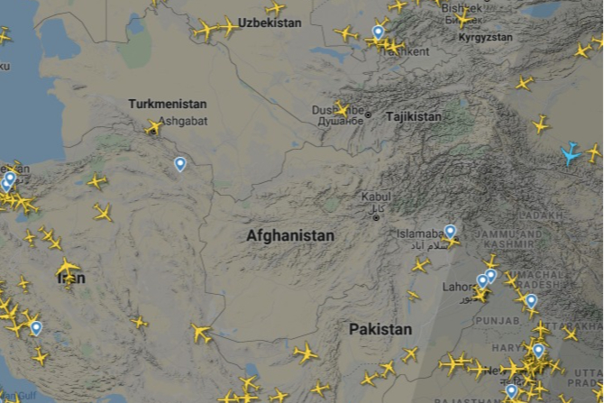 Состояние воздушного пространства Афганистана на 17:00 16 августа по данным сервиса Flightradar 24