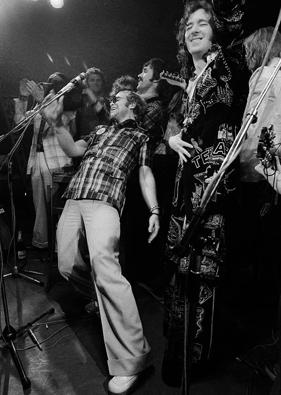 <p>Элтон Джон (в центре) выступает на сцене с менеджером Джоном Ридом (слева), Тони Кингом, Маффом Уинвудом и Нилом Иннесом на вечеринке по случаю запуска Rocket Records в Глостершире, Англия, 26 апреля 1973 года</p>