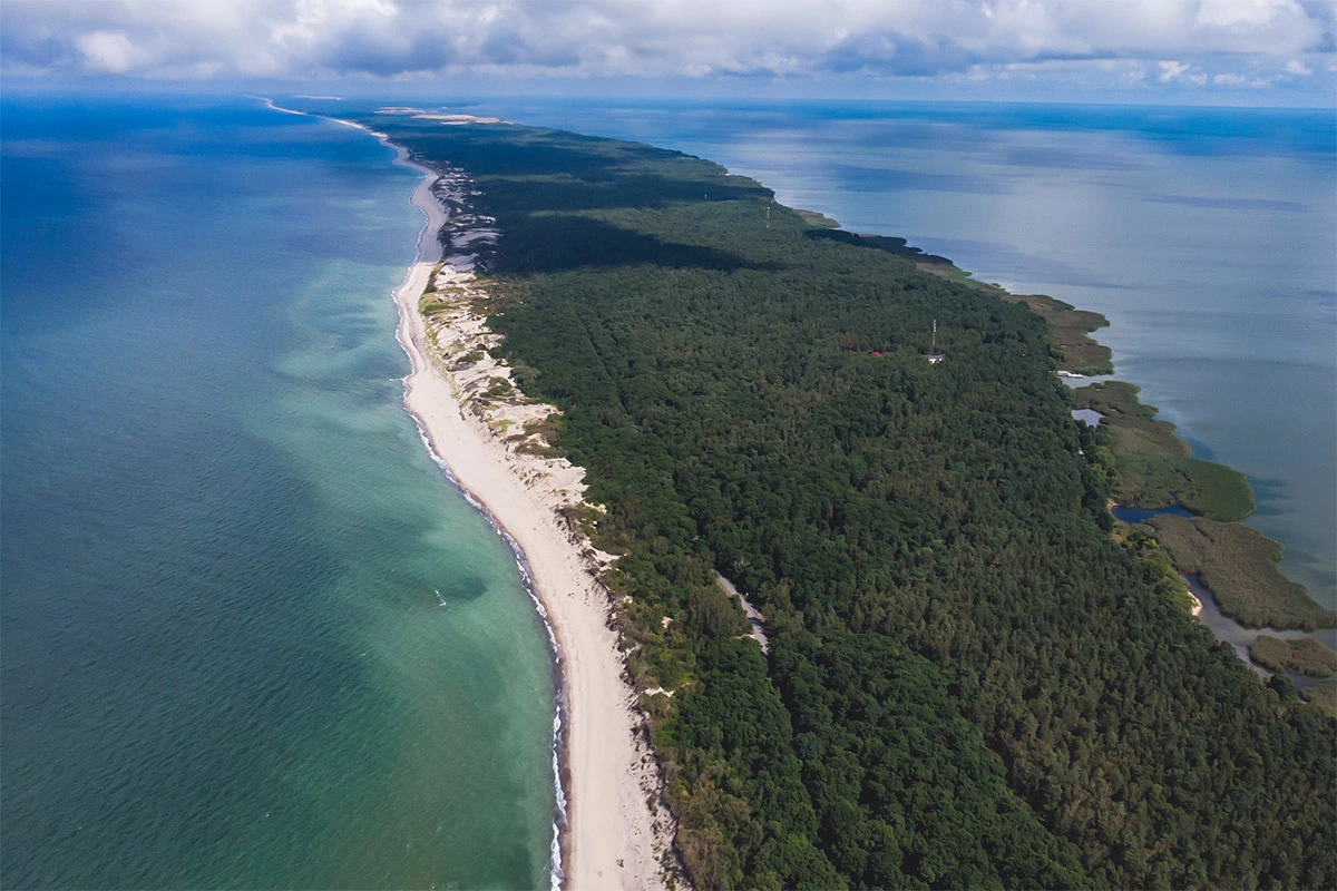 <p>Куршская коса &mdash; самая длинная в мире песчаная пересыпь. Она отделяет пресноводный Куршский залив от Балтийского моря</p>