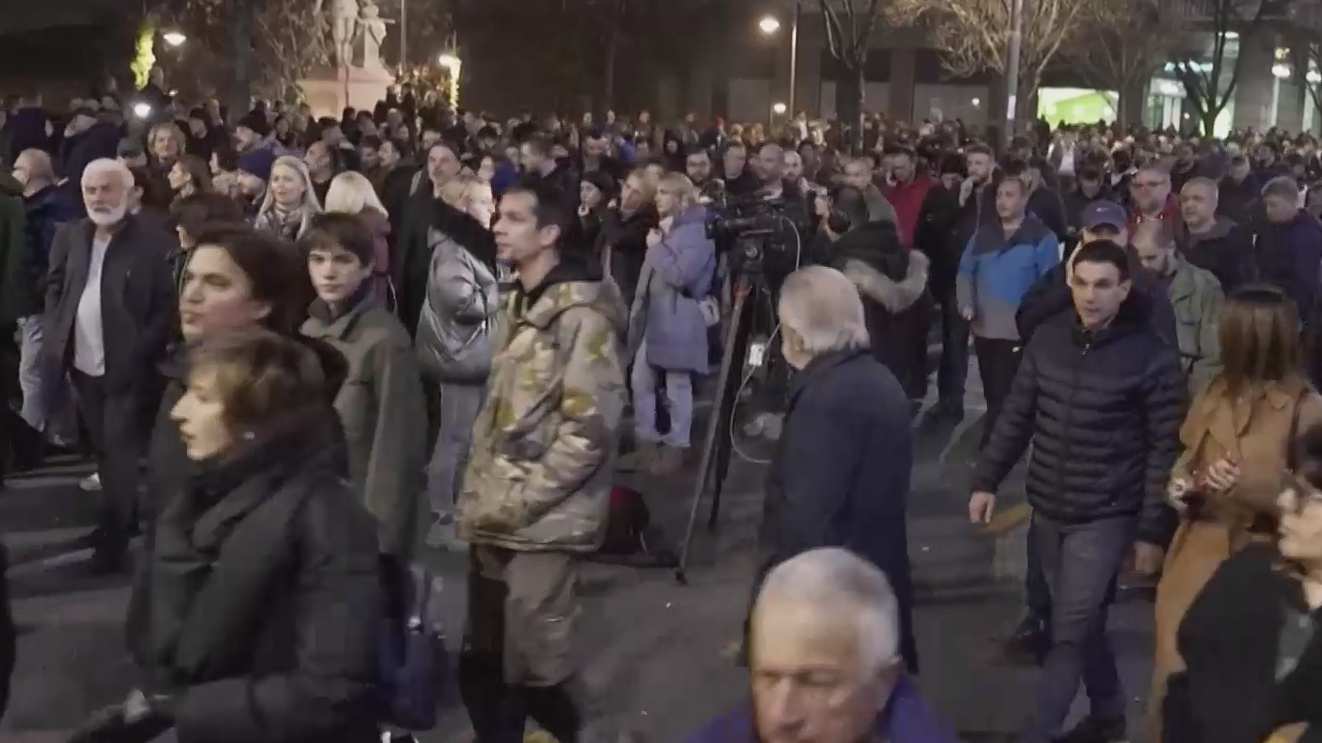 Сербская оппозиция устроила акцию протеста у избиркома. Видео