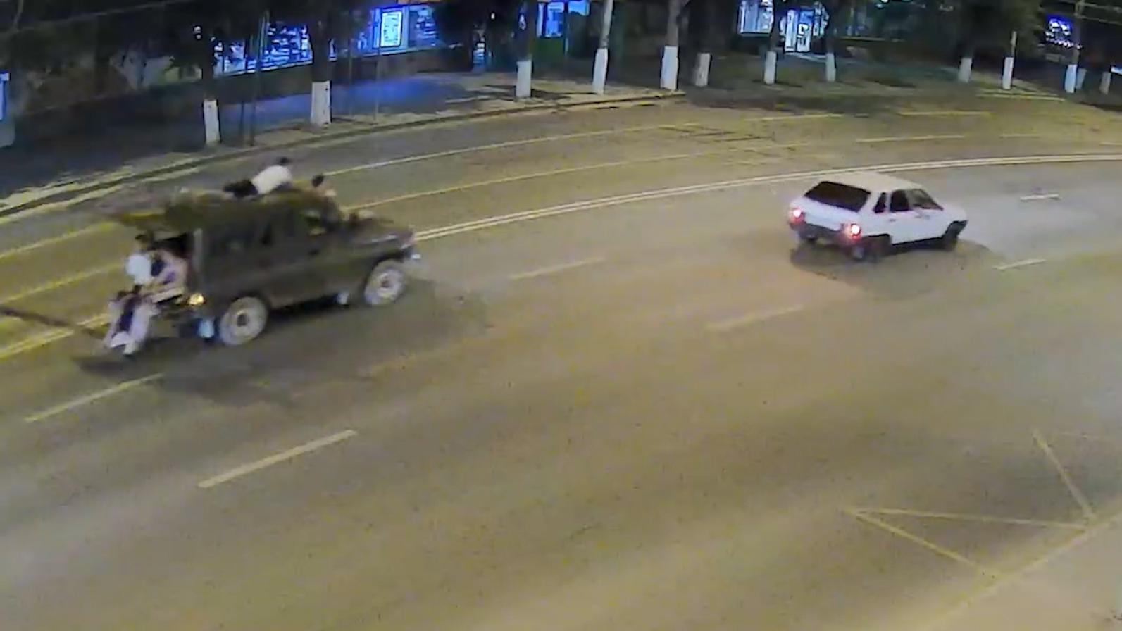 В Волгограде водитель перевозил пассажиров на крыше автомобиля. Видео