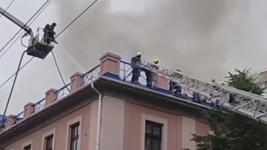 В Нижнем Новгороде загорелась кровля частной клиники. Видео