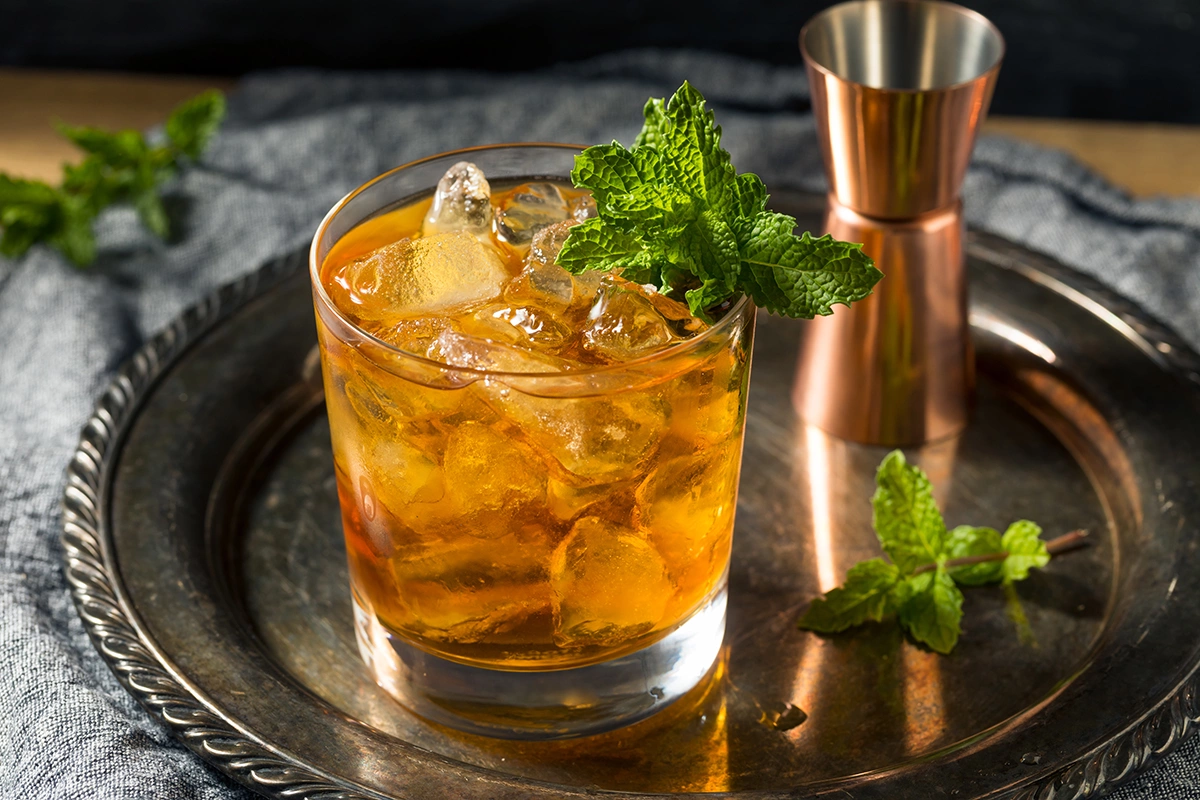 Коктейль с коньяком и мятным ликером Stinger