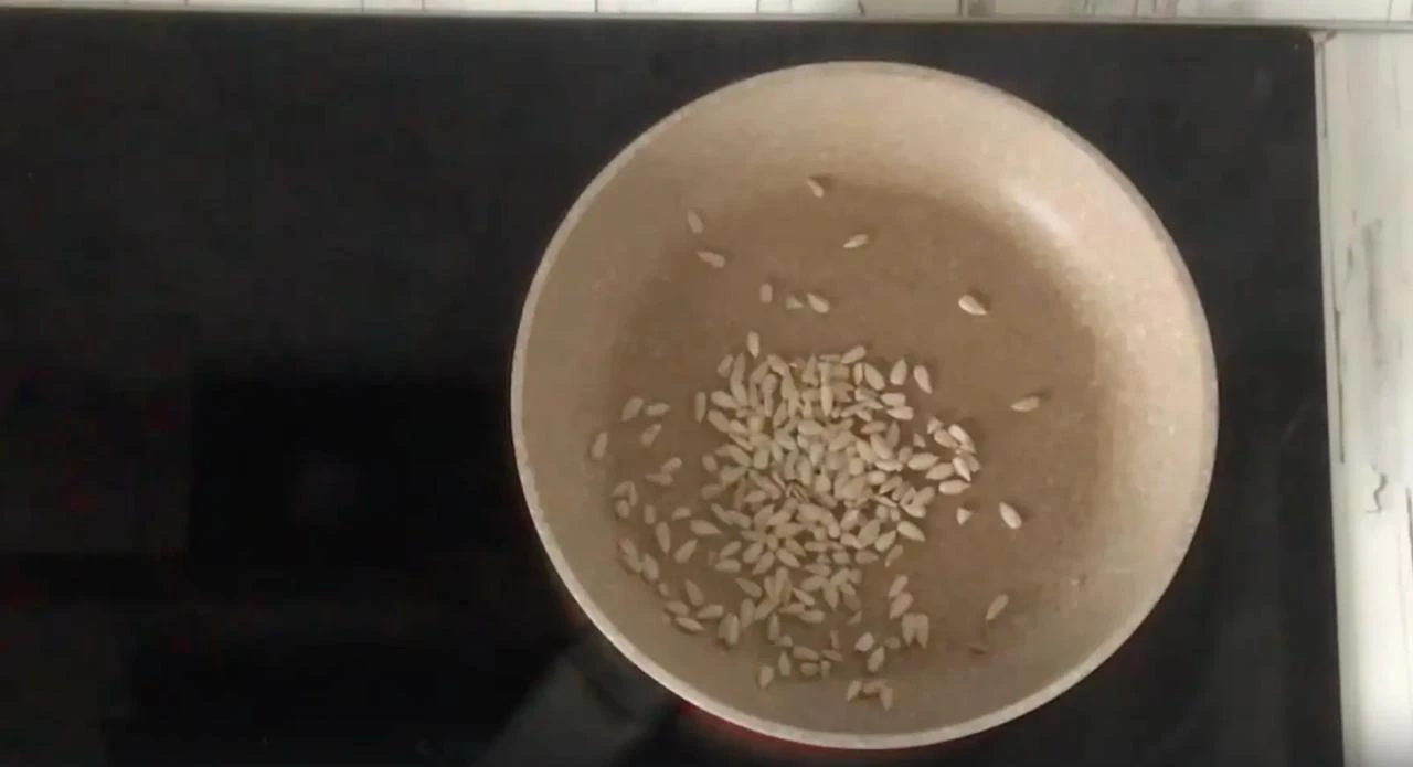 На сухой сковороде обжарьте семечки