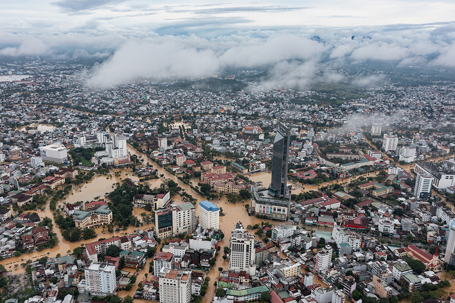 Вид сверху на город Хюэ, Центральный Вьетнам. Сильные ливни продолжаются в регионе с 26 октября, с того момента погибли как минимум 35 человек
