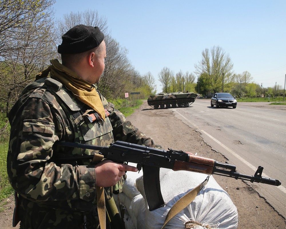 Украинский солдат охраняет блокпост